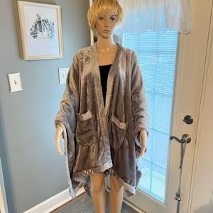 Blanket‎ Wrap Jacket Shaw One Size. NWOT.